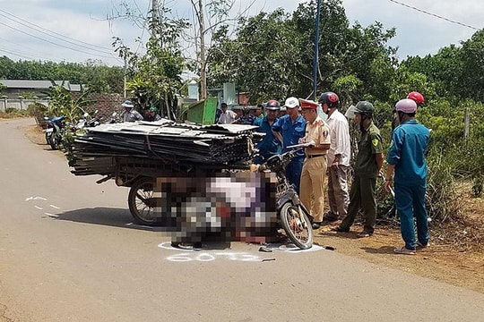 Va chạm với xe chở tôn, người đàn ông bị tôn cắt vào cổ tử vong