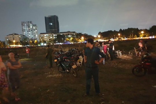 Đôi nam nữ tẩm xăng tự thiêu cháy như đuốc giữa bãi đất trống