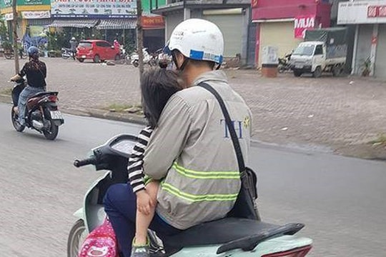 Lạnh gáy với hình ảnh ông bố một tay bế con, một tay đi xe máy trên đường