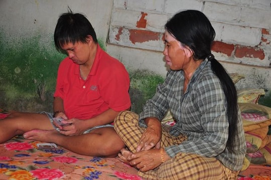 Cảm thương số phận người phụ nữ bất hạnh bươn bả cả ngày mong chữa bệnh hiểm cho em