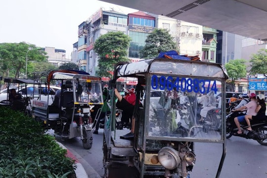 Ảnh: Bất chấp bị cấm, xe ba bánh vẫn nghênh ngang trên đường phố Hà Nội