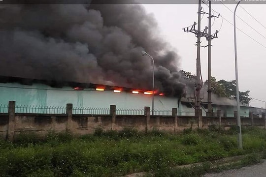 Hà Nội: Hỏa hoạn thiêu rụi kho chứa hàng rộng trăm mét vuông của công ty dược
