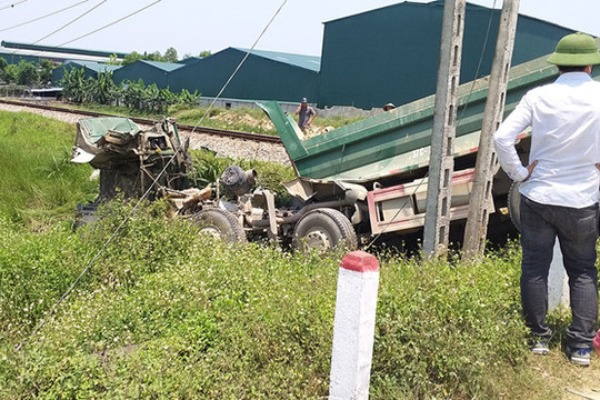 Tàu hỏa trật bánh, đường sắt Bắc - Nam tê liệt nhiều giờ