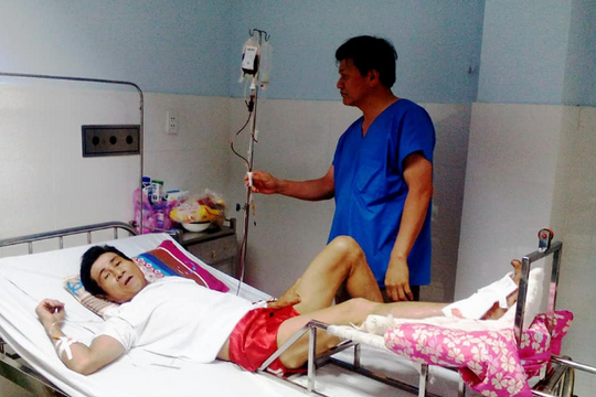 Nối thành công bàn chân cho người đàn ông bị máy cắt cỏ cứa đứt lìa