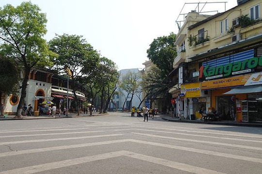 Ảnh: Phố đi bộ Hồ Gươm vắng lặng ngày cuối tuần vì nắng nóng