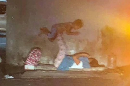 Khoảnh khắc ngọt ngào của hai mẹ con lang thang bên vỉa hè giữa đêm gây xúc động