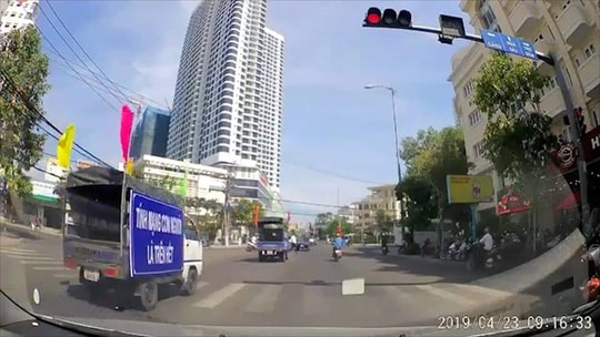 Clip đoàn xe tuyên truyền giao thông lại vượt đèn đỏ gây phản cảm