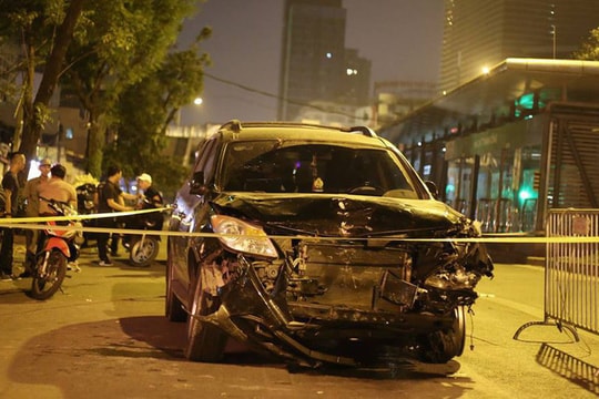 Ảnh: Rùng mình với hiện trường ô tô "điên" tông liên hoàn, khiến nữ lao công tử vong