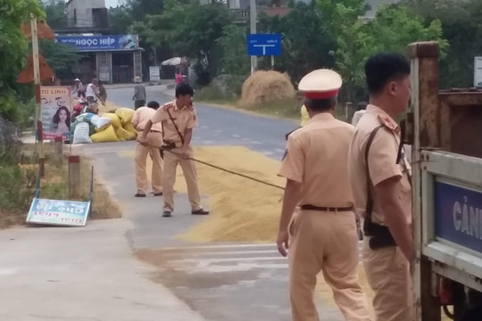 Hình ảnh CSGT khom lưng cào lúa giúp bà con đang chạy cơn giông gây "bão" mạng
