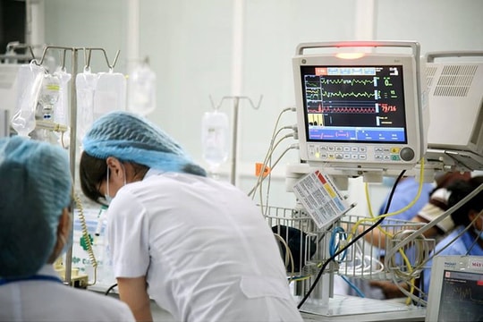 Nam bác sĩ tử vong do đột quỵ khi đang đá bóng