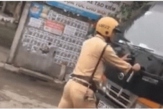 Bức xúc trước đoạn clip tài xế xe tải ngoan cố ủi CSGT rồi tẩu thoát