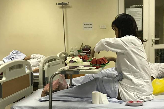 Nằm trên giường bệnh, cô gái vẫn bí mật tổ chức sinh nhật cho mẹ gây xúc động