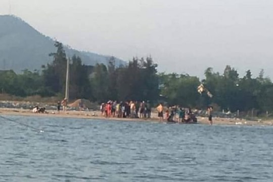 Hai thanh niên cứu sống 5 học sinh bị đuối nước trên biển