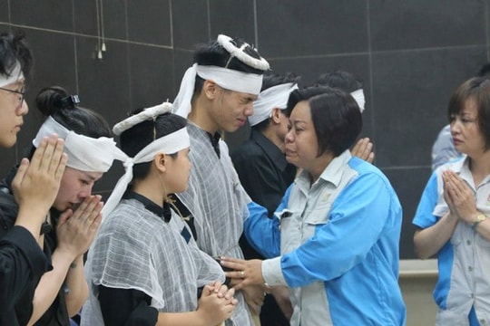 Ảnh: Nghẹn lòng phút đưa tiễn nữ công nhân môi trường bị xe "điên" tông về với đất mẹ