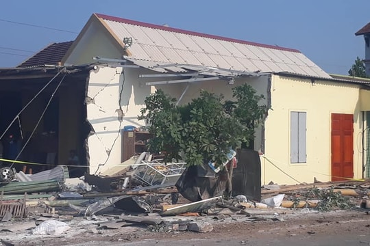 Xe container tông sập nhà dân, 1 người thiệt mạng