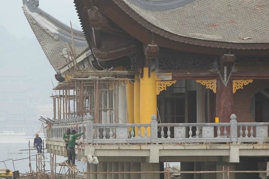 Ảnh: 2.000 công nhân làm việc xuyên đêm tại ngôi chùa lớn nhất thế giới ở Hà Nam