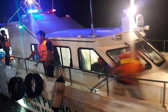 Lật xuồng cao su, 7 người bị rơi xuống biển