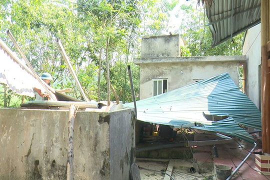 Lốc xoáy tốc mái nhà, 2 mẹ con thương vong