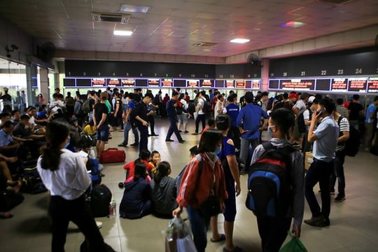 Ảnh: Bến xe tấp nập người dân về quê nghỉ lễ 30/4