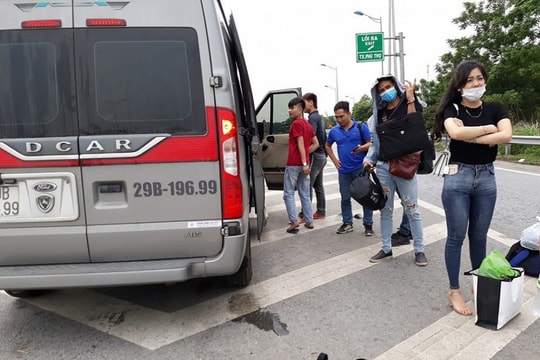 Xe dù thu tiền đắt gấp đôi, bỏ mặc khách giữa đường ngày nghỉ lễ 30/4 gây bức xúc