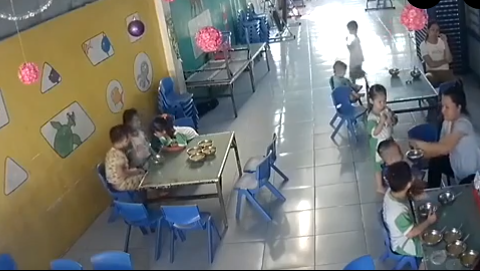 Dân mạng phẫn nộ trước đoạn clip cô giáo mầm non liên tiếp đánh mặt trẻ khi cho ăn