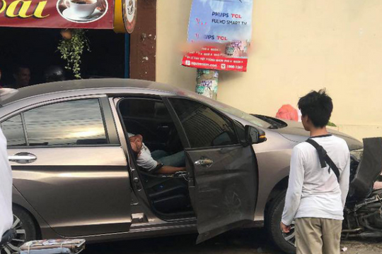 Biểu hiện bất thường của tài xế ô tô đâm 2 xe máy trên vỉa hè khiến nhiều người hoảng sợ
