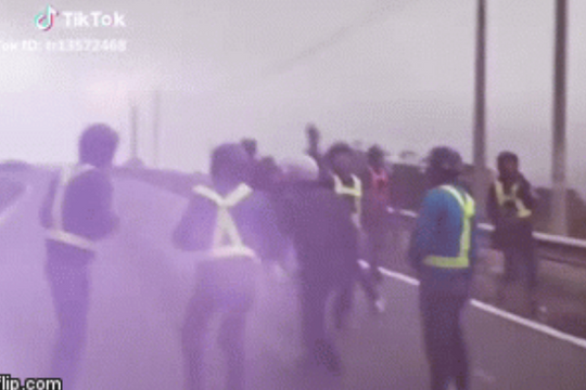 Clip: Nhóm phượt thủ bật nhạc nhảy múa giữa đường đèo gây bức xúc