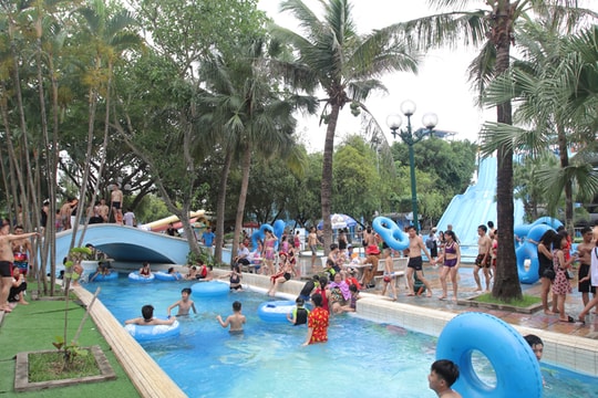 Ảnh: Tấp nập các điểm vui chơi, giải trí ở Hà Nội trong dịp nghỉ lễ 30/4 và 1/5