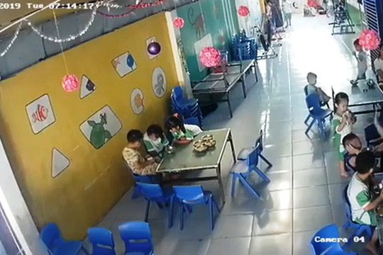 Đình chỉ bảo mẫu đánh vào đầu trẻ khi cho ăn