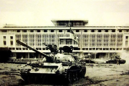 Ảnh: Nhìn lại hình ảnh 2 chiếc xe tăng húc đổ cổng Dinh Độc Lập ngày 30/4/1975