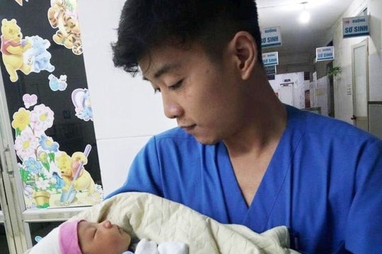 Xót xa bé trai 5 ngày tuổi bị bỏ rơi trong thùng rác đúng đêm mưa lớn