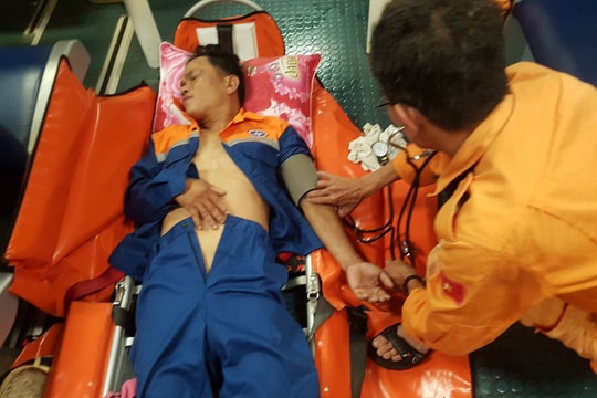 Khẩn trương đưa ngư dân bị bệnh viêm ruột thừa cấp vào bờ cấp cứu