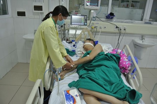 Không xoay sở được tiền cứu con, mẹ đơn thân thắt lòng kí giấy đưa con về nhà