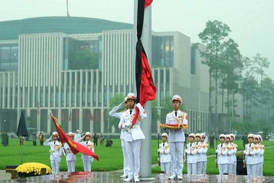 Ảnh: Hà Nội treo cờ rủ Quốc tang nguyên Chủ tịch nước Lê Đức Anh trong mưa