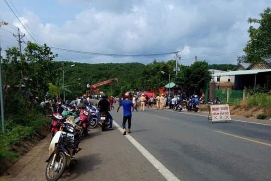 Xe container lật, đè trúng 2 anh em ruột tử vong thương tâm