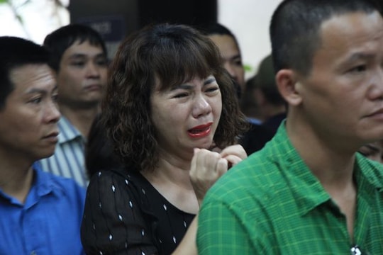 Nghẹn ngào tiễn biệt cô giáo trong vụ tai nạn xảy ra ở hầm Kim Liên