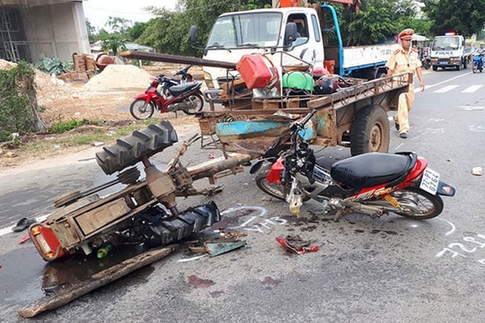 Xe máy "đấu đầu" công nông, 3 người thương vong