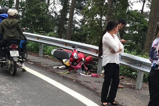 Đứng tim với clip cô gái tông vào dải phân cách, người bay xuống vực sâu khi đổ đèo