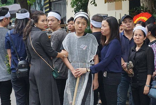 Bé trai tự kỷ mất mẹ trong vụ tai nạn ở hầm Kim Liên được hỗ trợ tiền ăn học