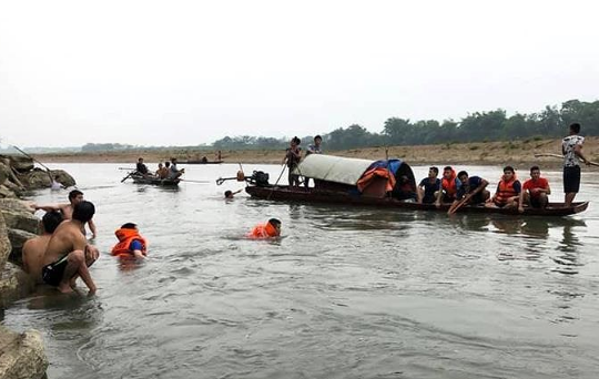 4 học sinh lớp 7 đuối nước thương tâm trên sông Mã