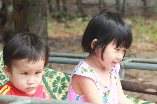 Xót thương hai bé miền quê nghèo có nguy cơ mù vĩnh viễn