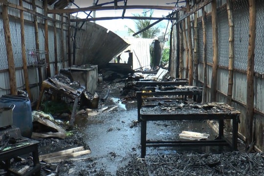 Nổ bình gas, 5 căn nhà bị cháy rụi