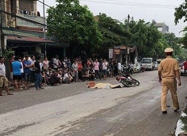 Tài xế ô tô đột ngột mở cửa làm hất người đi xe máy vào gầm xe tải