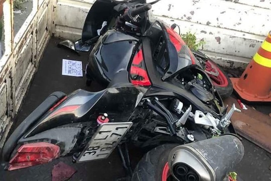 Tông dải phân cách, 2 anh em ruột đi xe phân khối lớn tử vong thương tâm