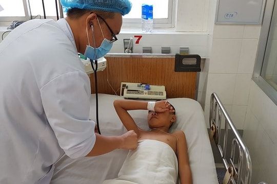 Bé trai 11 tuổi suýt mất mạng vì vết thương nhỏ ở lòng bàn chân