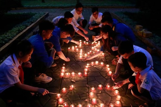 Ảnh: Nhiều bạn trẻ thắp nến tri ân tưởng nhớ Đại tướng Võ Nguyên Giáp
