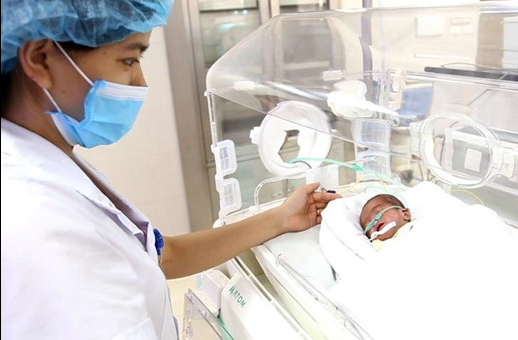 Bé trai sinh non nặng 900g được cứu sống kỳ diệu