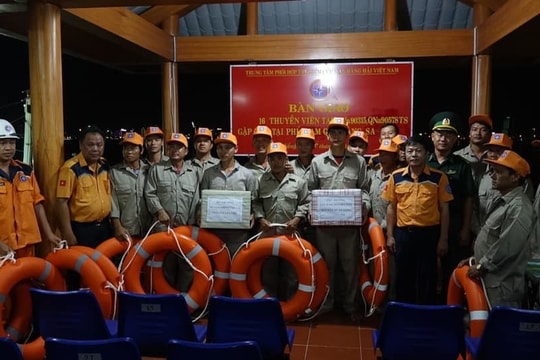 Xuyên đêm cứu cứu 16 ngư dân gặp nạn tại khu vực Hoàng Sa