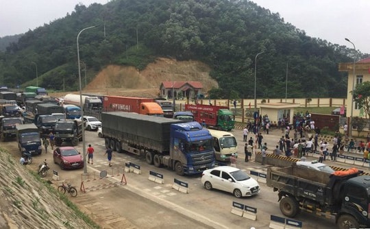 Ảnh: Tài xế dừng xe chặn trạm BOT Hòa Lạc - Hòa Bình, giao thông ùn tắc kéo dài