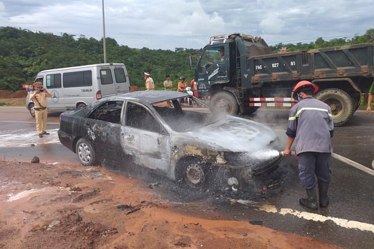 Xe ô tô bất ngờ bốc cháy ngùn ngụt, trơ khung trên quốc lộ